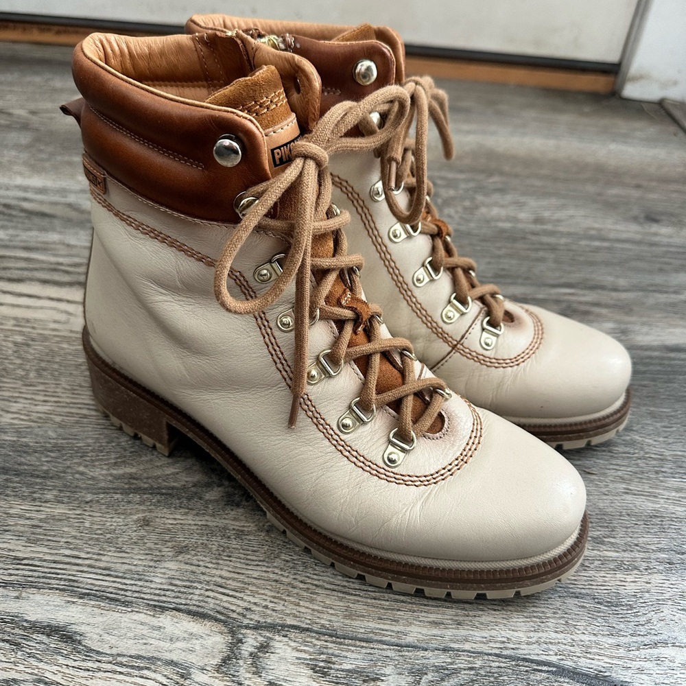 PIKOLINOS Tan and Cream Lace-Up Boots